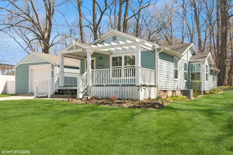 213 Lincoln Ave, Fox River Grove, IL 60021