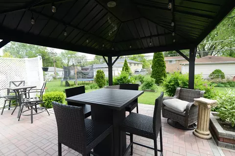 Exterior - 643 N Willow Rd, Elmhurst, IL 60126 photo 2 of 7