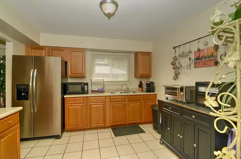 Kitchen - 643 N Willow Rd, Elmhurst, IL 60126 photo 2 of 3