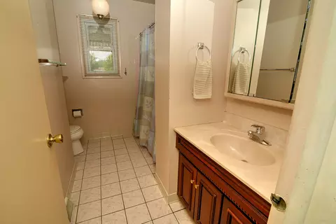 Bath - 643 N Willow Rd, Elmhurst, IL 60126 photo 2 of 2