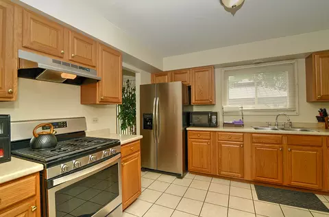 Kitchen - 643 N Willow Rd, Elmhurst, IL 60126 photo 3 of 3