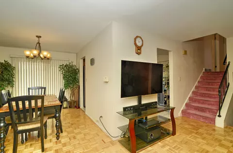 Dining - 643 N Willow Rd, Elmhurst, IL 60126 photo 2 of 3