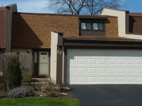 17 Elmwood Sq, Indian Head Park, IL 60525