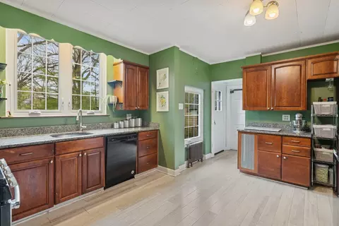 Kitchen - 626 Greenleaf Ave, Glencoe, IL 60022 photo 1 of 2