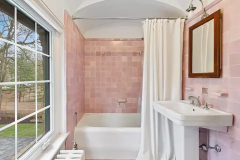Bath - 626 Greenleaf Ave, Glencoe, IL 60022 photo 3 of 4