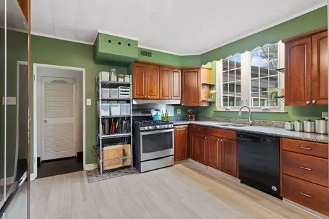 Kitchen - 626 Greenleaf Ave, Glencoe, IL 60022 photo 2 of 2