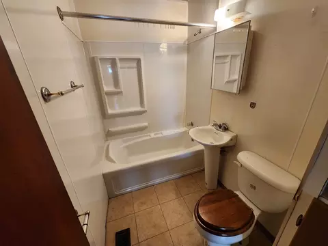 Bath - 1790 Sunnyside Ave, Kankakee, IL 60901 photo 1 of 1