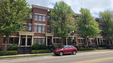 179 S Grove Ave, Elgin, IL 60120