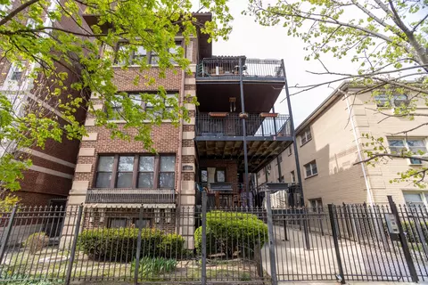 1242 W Pratt Blvd #3R, Chicago, IL 60626
