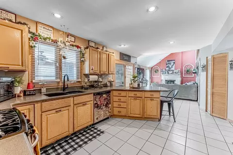 Kitchen - 15412 Hamlin Ave, Markham, IL 60428 photo 3 of 3