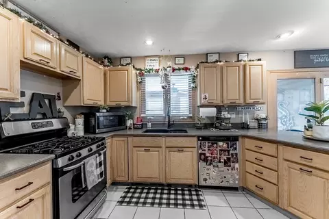 Kitchen - 15412 Hamlin Ave, Markham, IL 60428 photo 2 of 3
