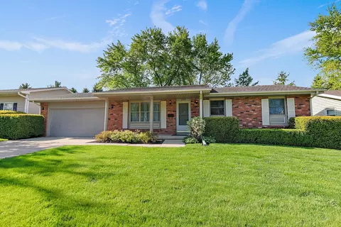 2206 Highland Dr, Sycamore, IL 60178