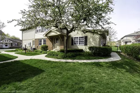 418 Tanglewood Ct, Vernon Hills, IL 60061