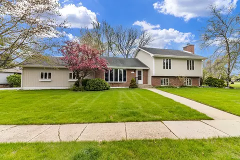 1048 Saint Johns Rd, Woodstock, IL 60098