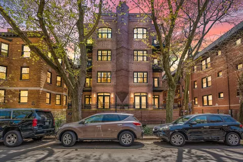 707 W Barry Ave #303, Chicago, IL 60657