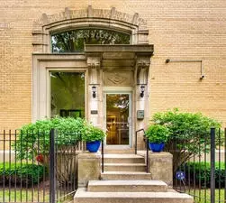 3900 N Claremont Ave #201, Chicago, IL 60618