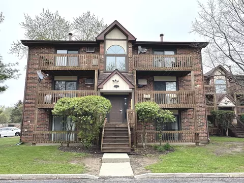 431 Berkshire Dr #12, Crystal Lake, IL 60014