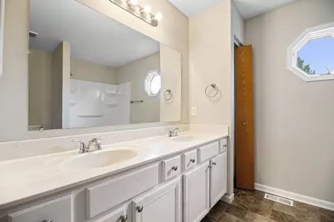 Bath - 14042 S Largo Ct, Plainfield, IL 60544 photo 2 of 4
