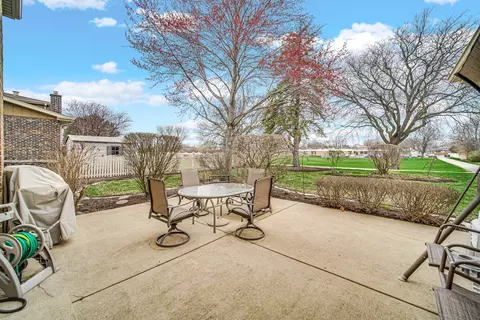 Exterior - 1102 W Compton Pt, Addison, IL 60101 photo 3 of 5