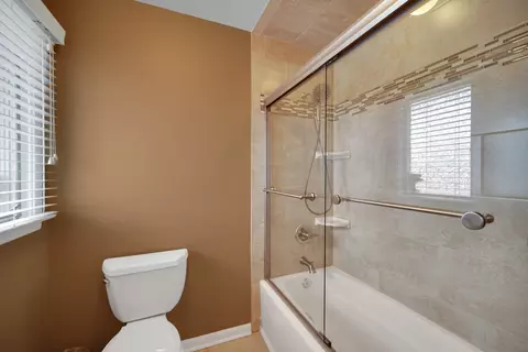 Bath - 1102 W Compton Pt, Addison, IL 60101 photo 5 of 6