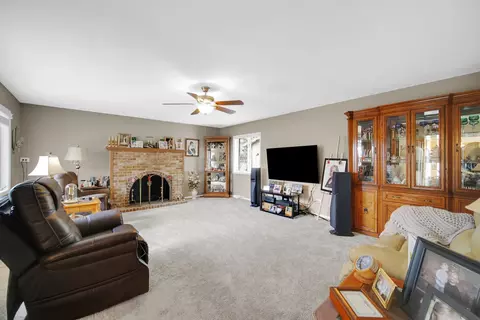 Living - 1102 W Compton Pt, Addison, IL 60101 photo 2 of 3
