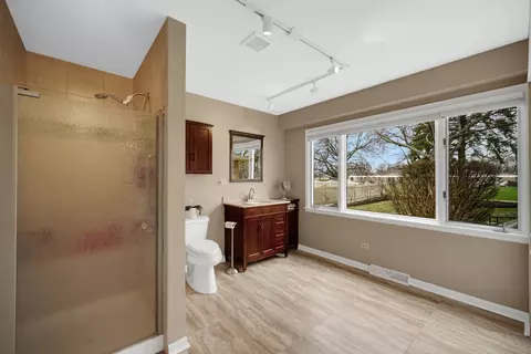 Bath - 1102 W Compton Pt, Addison, IL 60101 photo 2 of 6