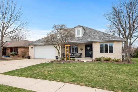 6932 Westview Dr, Oak Forest, IL 60452 photo 2