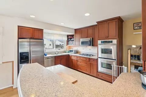 Kitchen - 4569 Gettysburg Dr, Rolling Meadows, IL 60008 photo 3 of 6