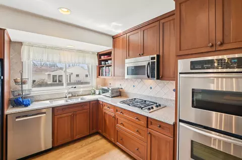 Kitchen - 4569 Gettysburg Dr, Rolling Meadows, IL 60008 photo 5 of 6