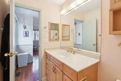 Bath - 4569 Gettysburg Dr, Rolling Meadows, IL 60008 photo 3 of 4