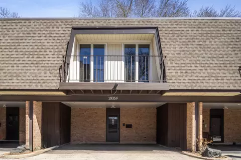 1935 Tanglewood Dr #F, Glenview, IL 60025