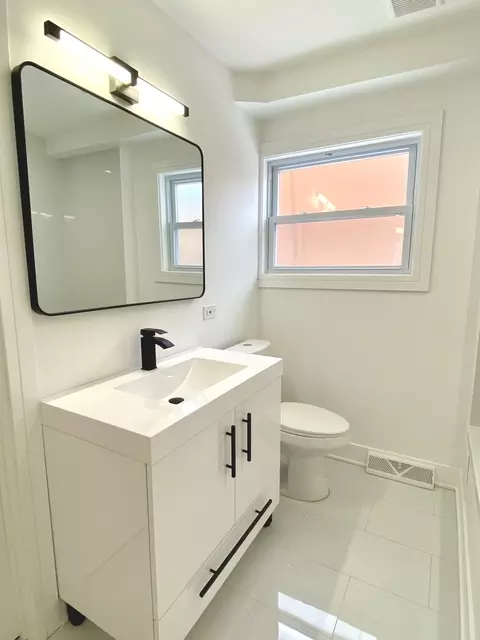 Bath - Undisclosed, Chicago, IL 60617 photo 1 of 8