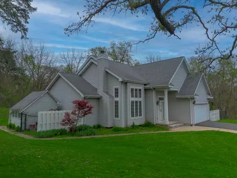 Exterior - 1102 Lost Nation Rd, Dixon, IL 61021 photo 2 of 6