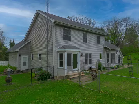 Exterior - 1102 Lost Nation Rd, Dixon, IL 61021 photo 5 of 6