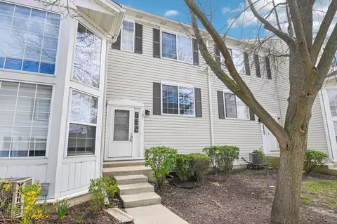 705 Hidden Creek Ln, North Aurora, IL 60542