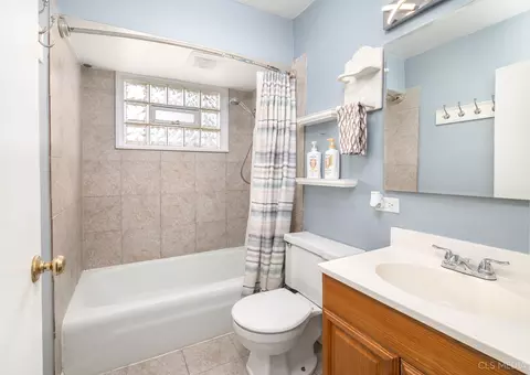 Bath - 55 Payson St, Hoffman Estates, IL 60169 photo 1 of 2