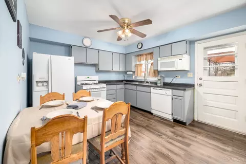 Kitchen - 55 Payson St, Hoffman Estates, IL 60169 photo 1 of 2