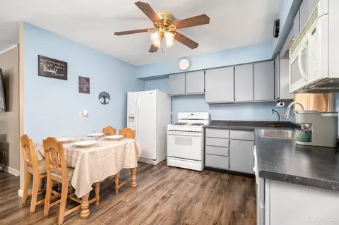 Kitchen - 55 Payson St, Hoffman Estates, IL 60169 photo 2 of 2