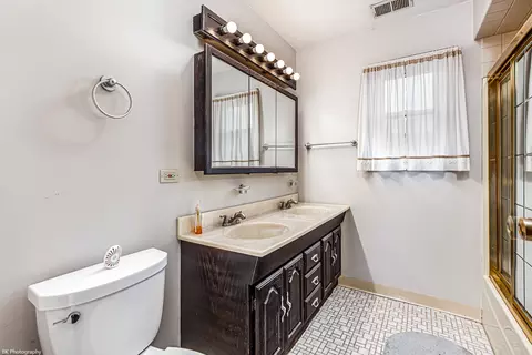 Bath - 7720 Lorel Ave, Burbank, IL 60459 photo 2 of 2