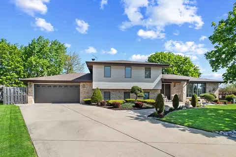 6338 Parkwood Ct, Oak Forest, IL 60452