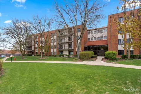 3050 Pheasant Creek Dr #304, Northbrook, IL 60062