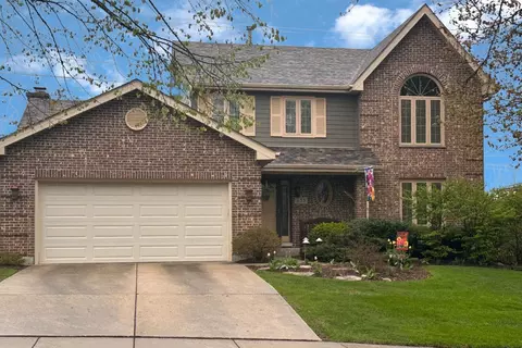 655 Crest Dr, Cary, IL 60013