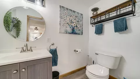 Bath - 1008 Mary Ave, Dixon, IL 61021 photo 2 of 4