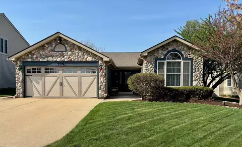 734 Bluejay Cir, Elk Grove Village, IL 60007