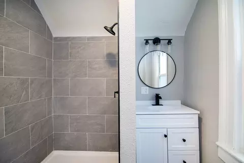 Bath - 215 S Chicago Ave, Kankakee, IL 60901 photo 2 of 4