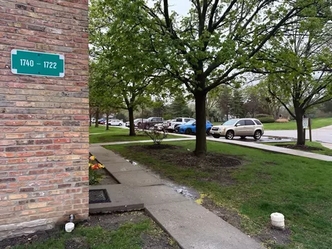 1740 Ardwick Dr, Hoffman Estates, IL 60169 photo 3