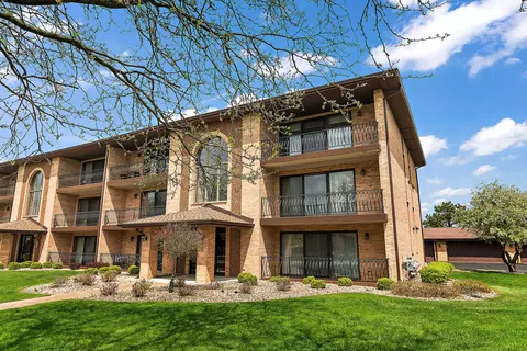 8242 160th Pl #2E, Tinley Park, IL 60477