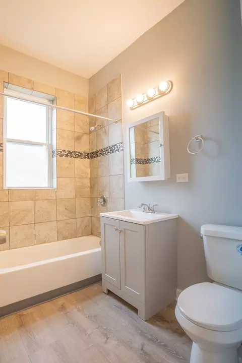 Bath - 321 E 70th St, Chicago, IL 60637 photo 1 of 1