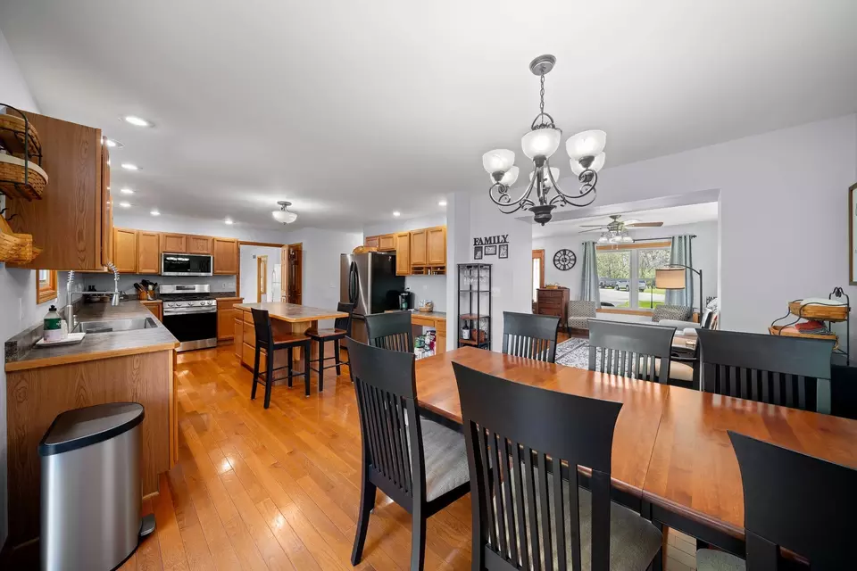 Dining - 309 Kurt Ln, Kirkland, IL 60146 photo 2 of 4