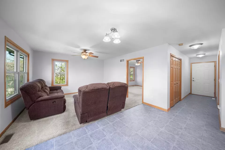 Living - 309 Kurt Ln, Kirkland, IL 60146 photo 4 of 7